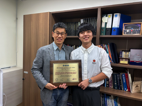 유지환(왼쪽) KAIST 건설및환경공학과 유지환 교수,  김남균 박사과정생.